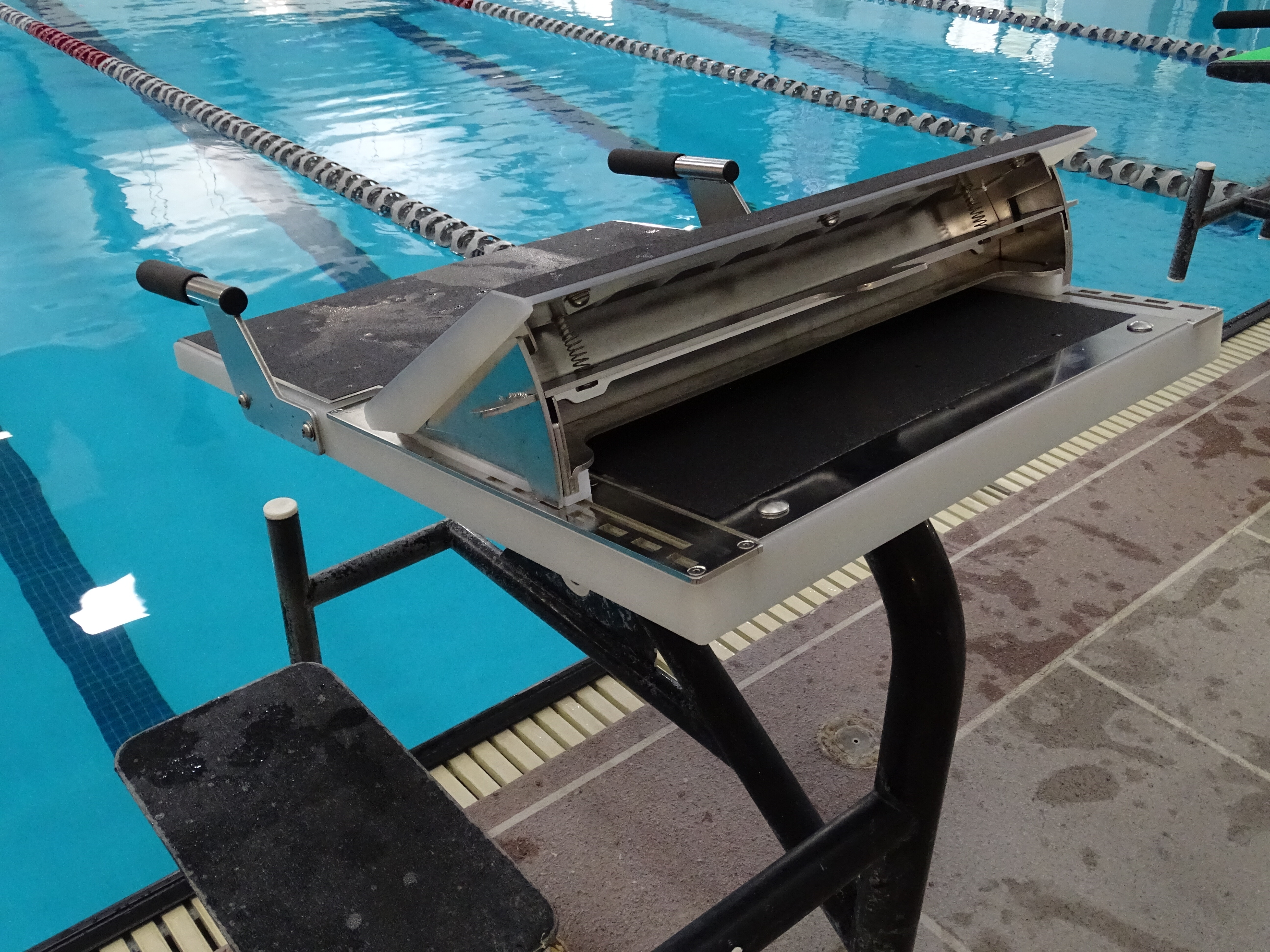 Side View of Rapid Lock on Sprint swim starting block